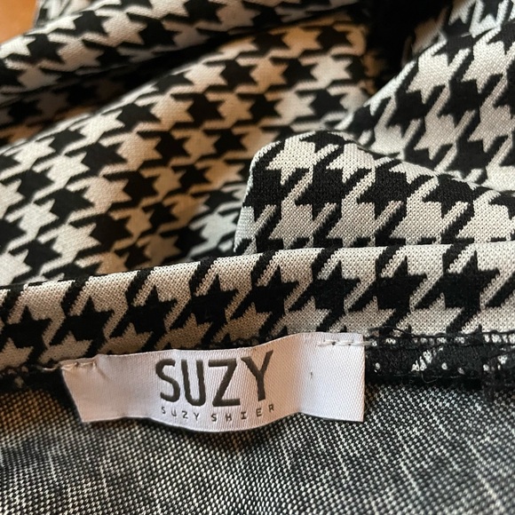 Suzy Shier Houndstooth Print Keyhole Long Sleeve Top - Picture 3 of 5